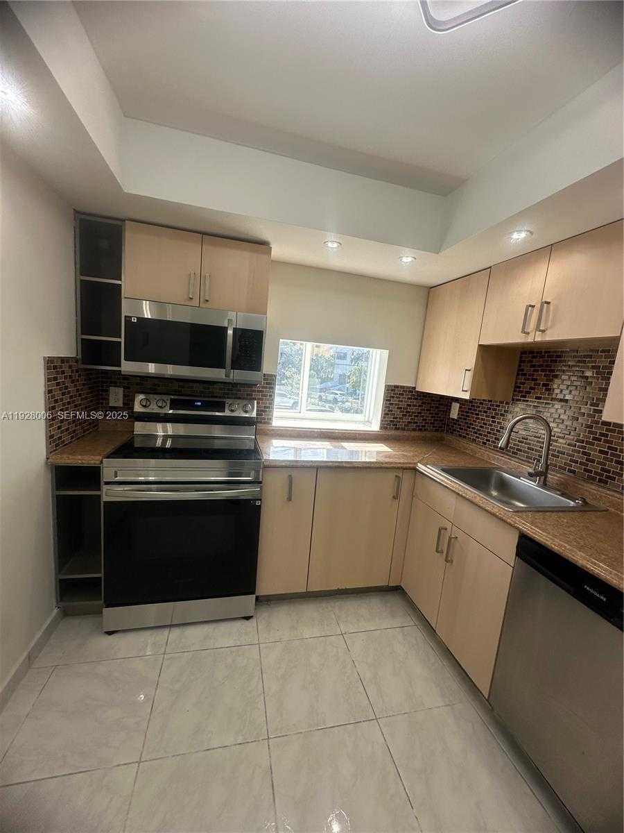 Small Image of 250 180TH DR #254, Sunny Isles Beach Number 4