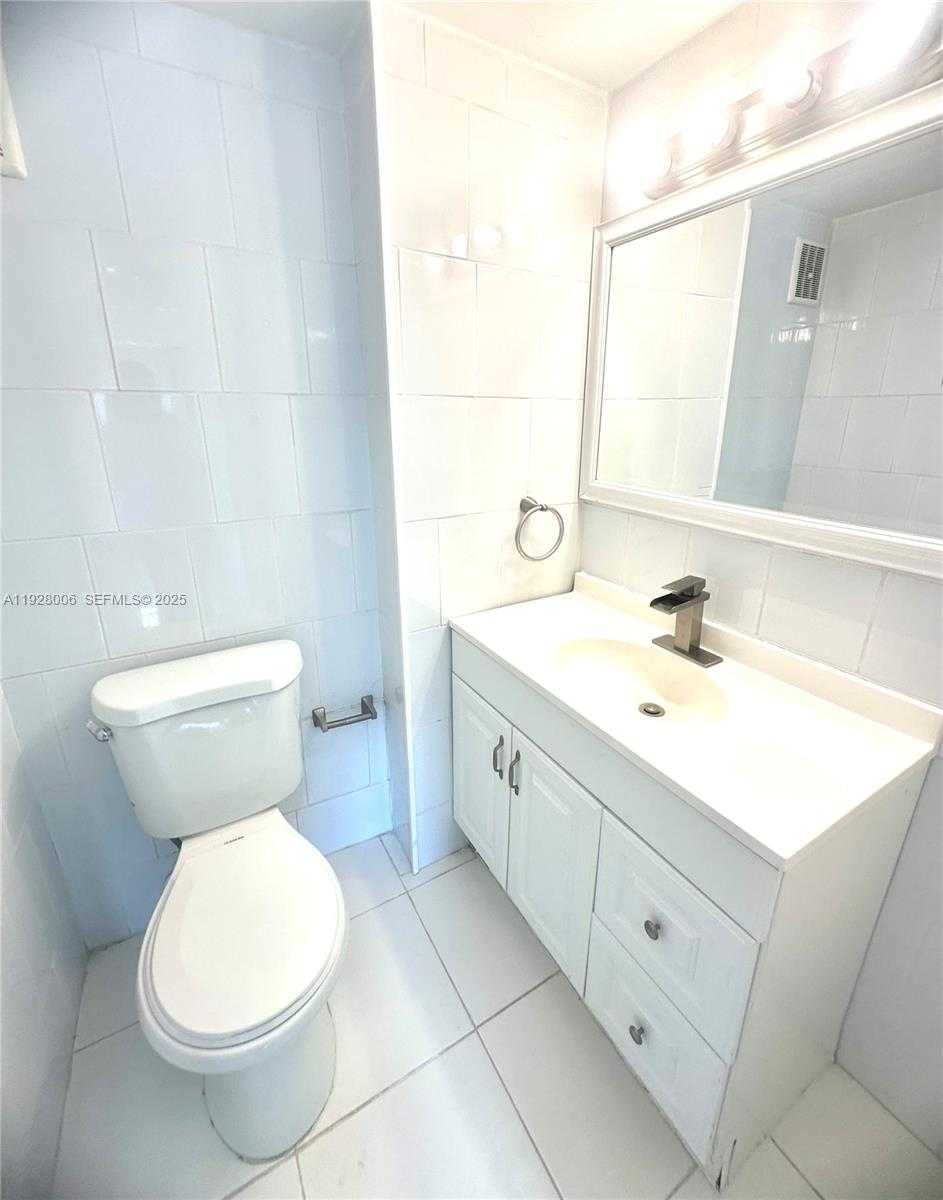 Small Image of 250 180TH DR #254, Sunny Isles Beach Number 7