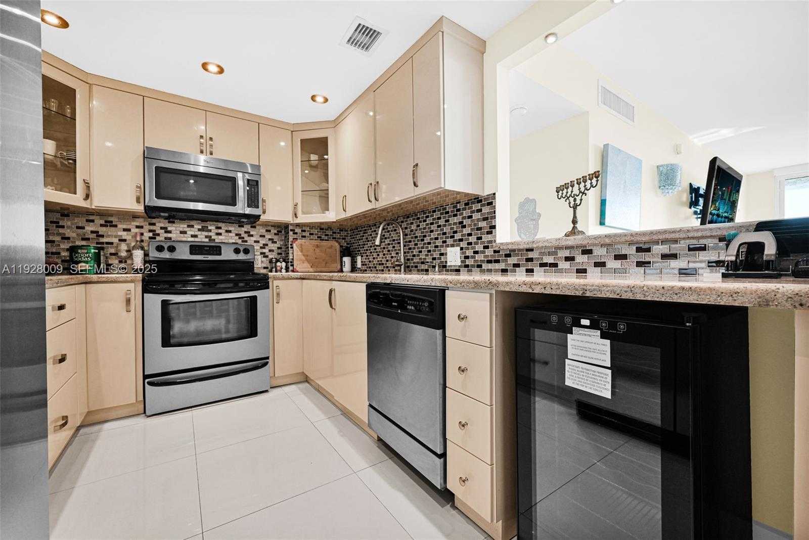 Small Image of 100 BAYVIEW DR #606, Sunny Isles Beach Number 10