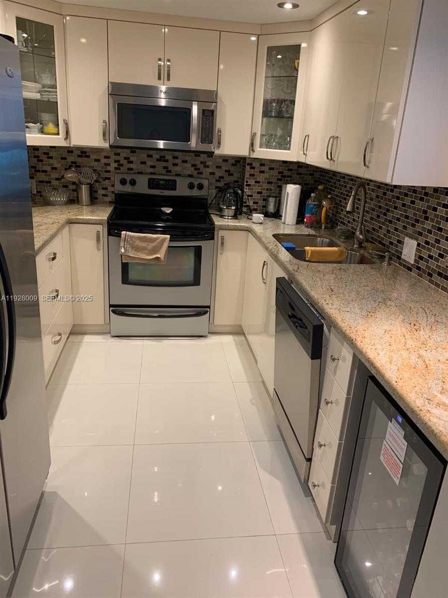 Small Image of 100 BAYVIEW DR #606, Sunny Isles Beach Number 11