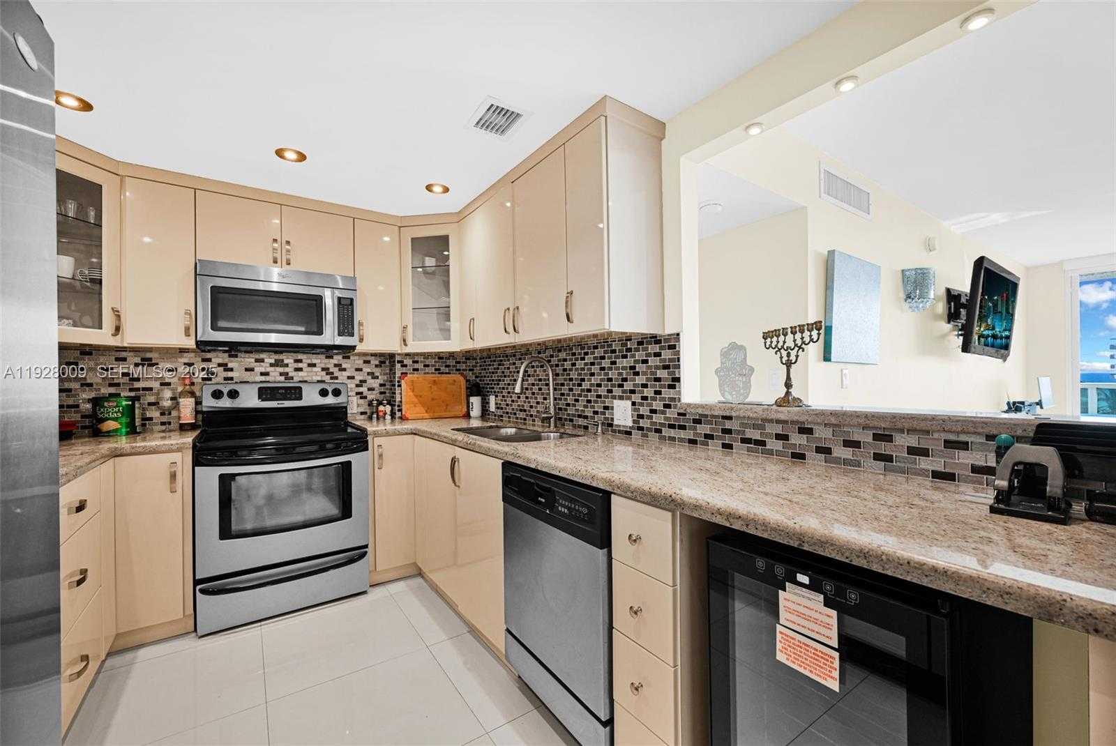 Small Image of 100 BAYVIEW DR #606, Sunny Isles Beach Number 12