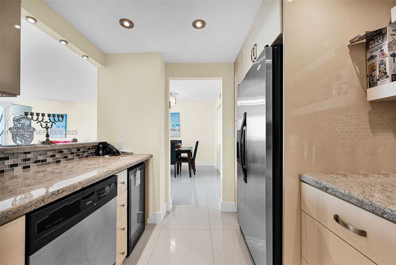 Small Image of 100 BAYVIEW DR #606, Sunny Isles Beach Number 14