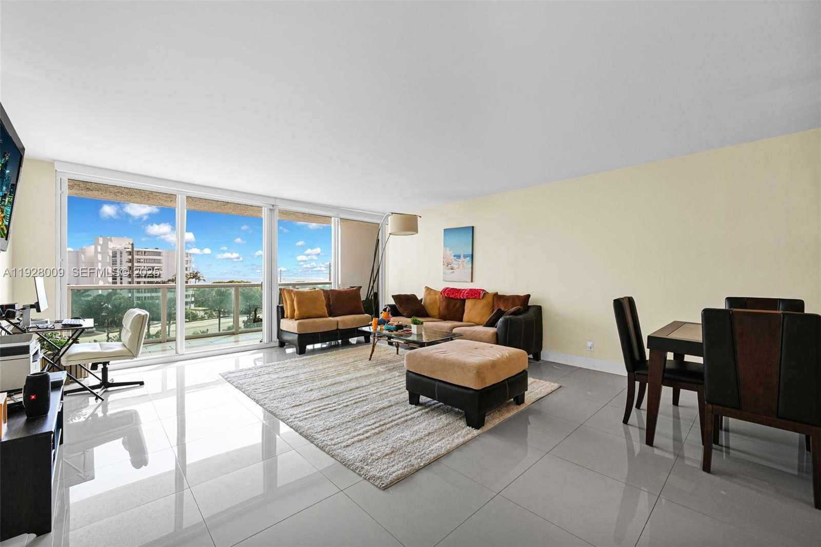 Small Image of 100 BAYVIEW DR #606, Sunny Isles Beach Number 19