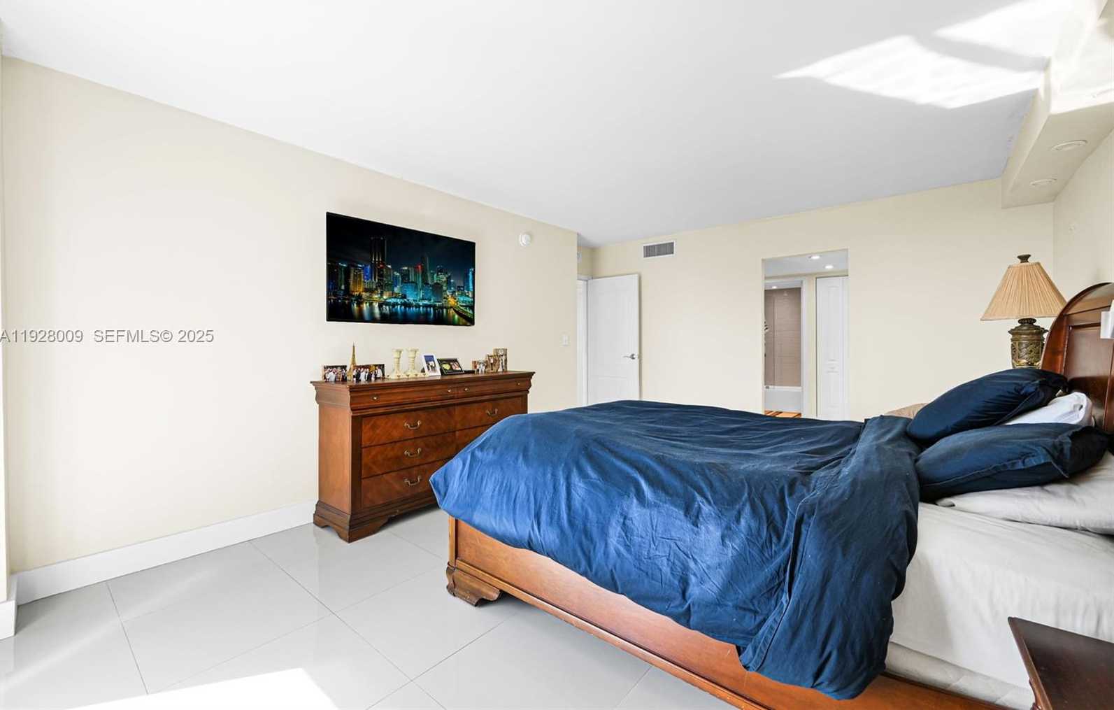 Small Image of 100 BAYVIEW DR #606, Sunny Isles Beach Number 32