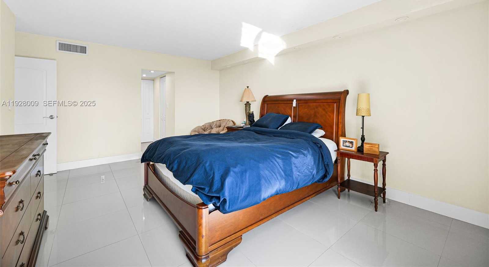 Small Image of 100 BAYVIEW DR #606, Sunny Isles Beach Number 33