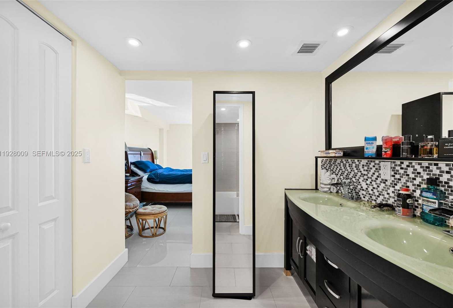 Small Image of 100 BAYVIEW DR #606, Sunny Isles Beach Number 34