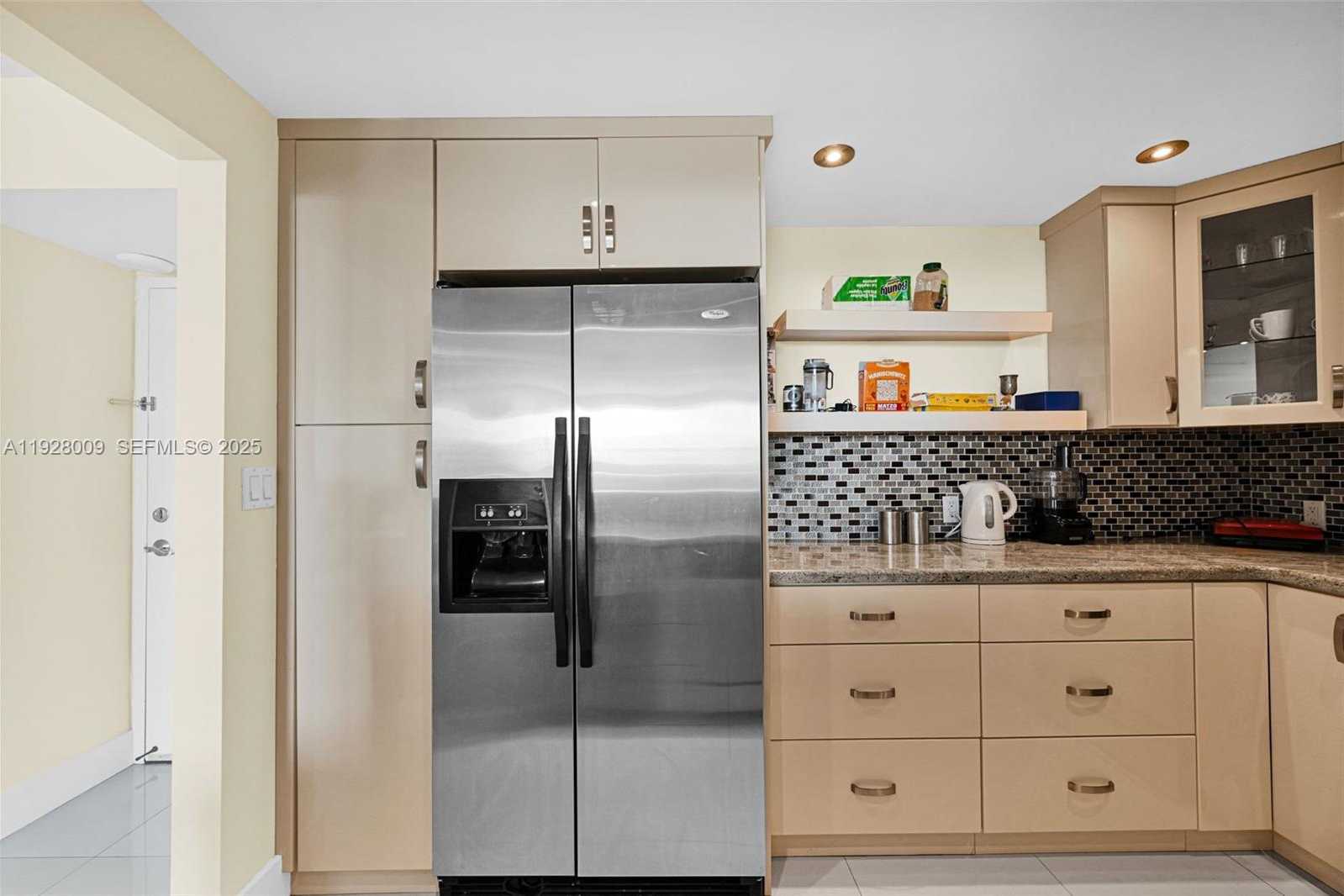 Small Image of 100 BAYVIEW DR #606, Sunny Isles Beach Number 7