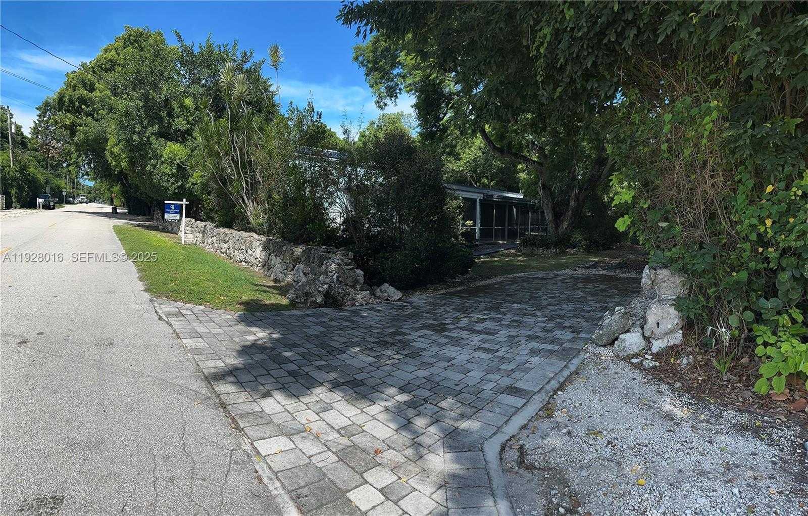 Small Image of 349 MAHOGANY DR, Key Largo Number 28