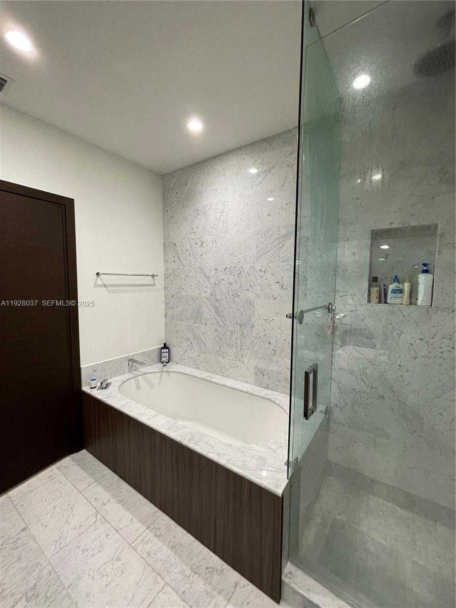 Small Image of 1000 BRICKELL PLZ #1811, Miami Number 12