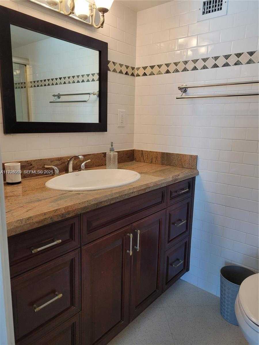 Small Image of 2655 COLLINS AVE #2105, Miami Beach Number 12