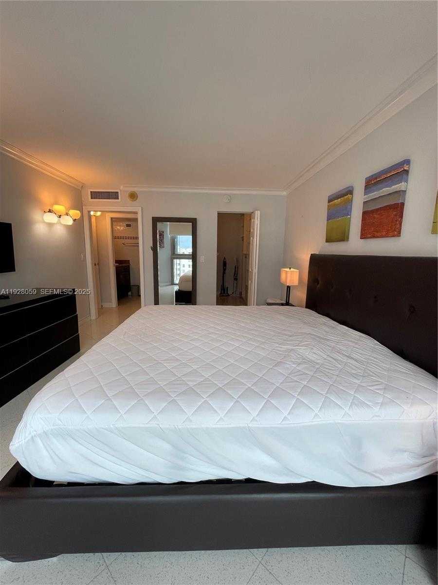 Small Image of 2655 COLLINS AVE #2105, Miami Beach Number 13