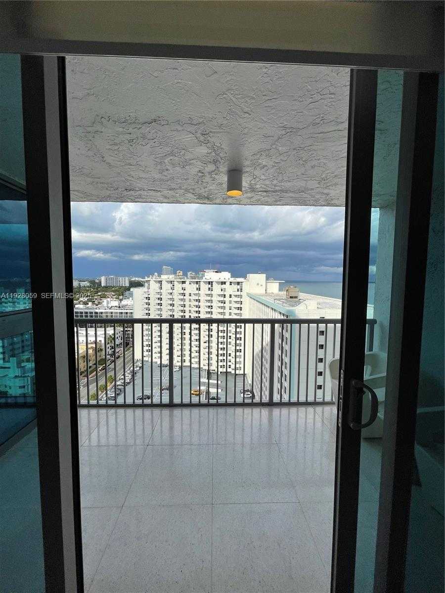 Small Image of 2655 COLLINS AVE #2105, Miami Beach Number 14