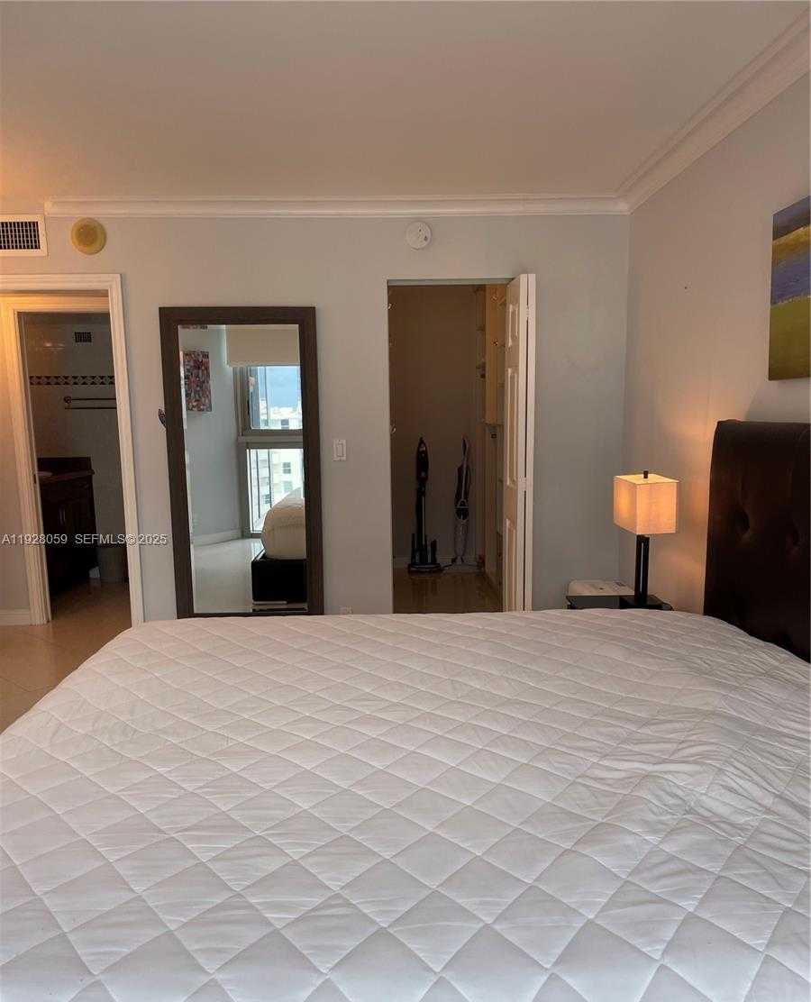 Small Image of 2655 COLLINS AVE #2105, Miami Beach Number 18