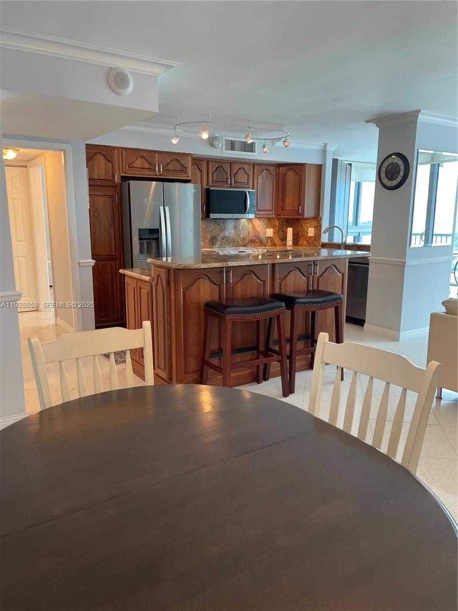 Small Image of 2655 COLLINS AVE #2105, Miami Beach Number 2