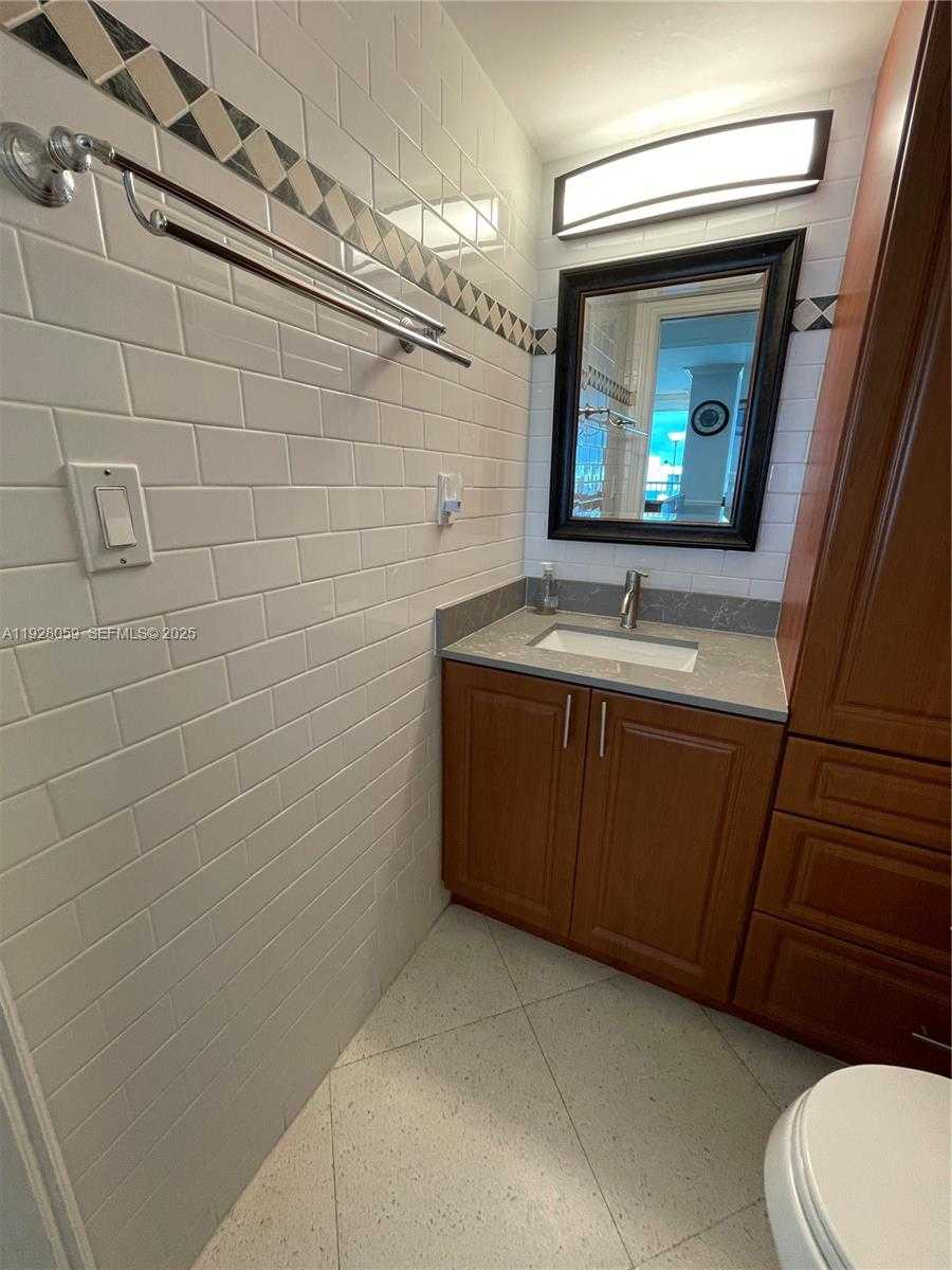 Small Image of 2655 COLLINS AVE #2105, Miami Beach Number 21