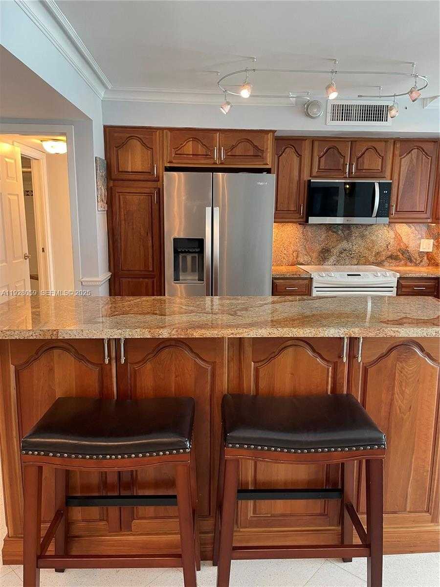 Small Image of 2655 COLLINS AVE #2105, Miami Beach Number 6