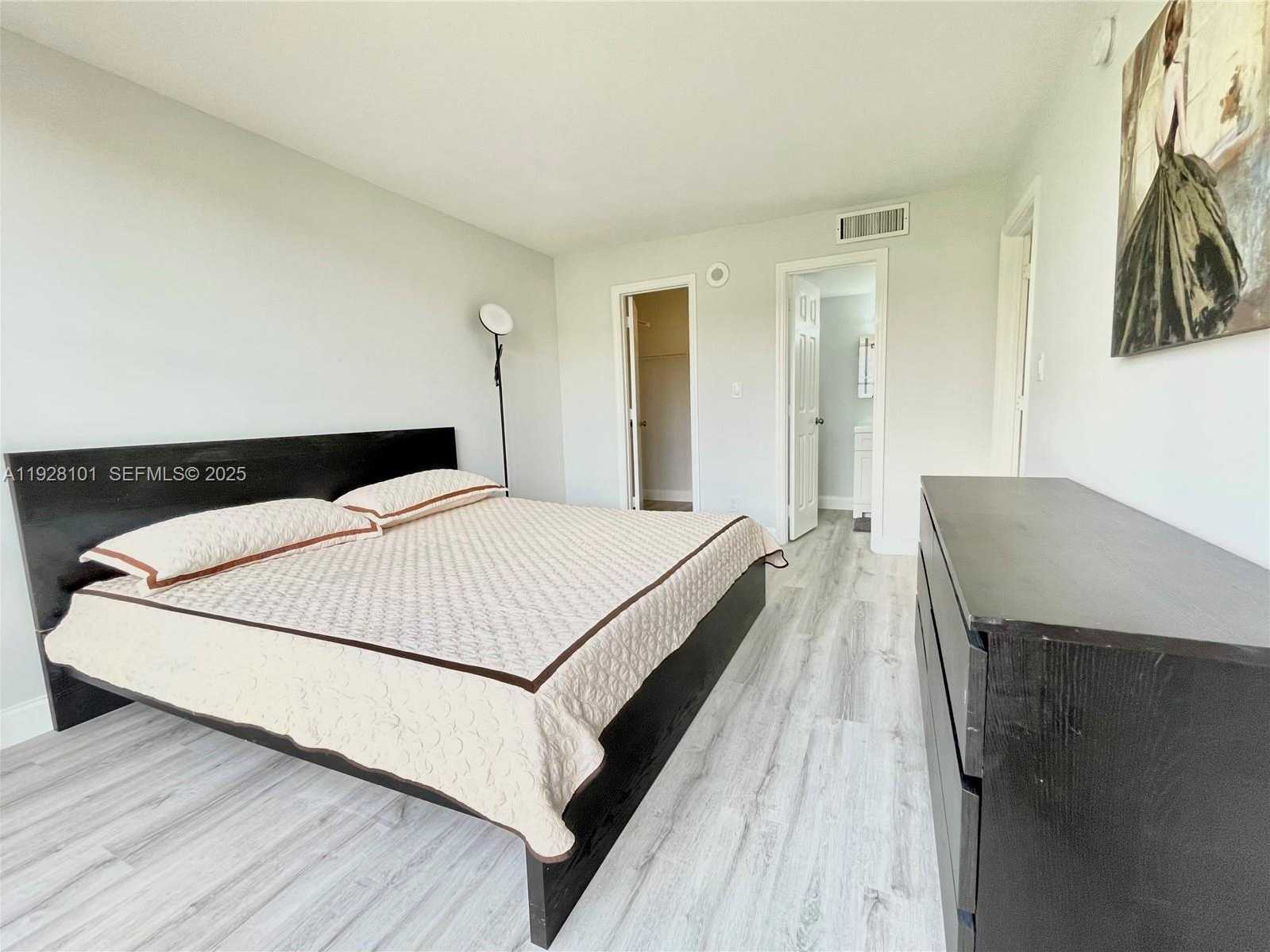 Small Image of 17021 NORTH BAY RD #410, Sunny Isles Beach Number 14