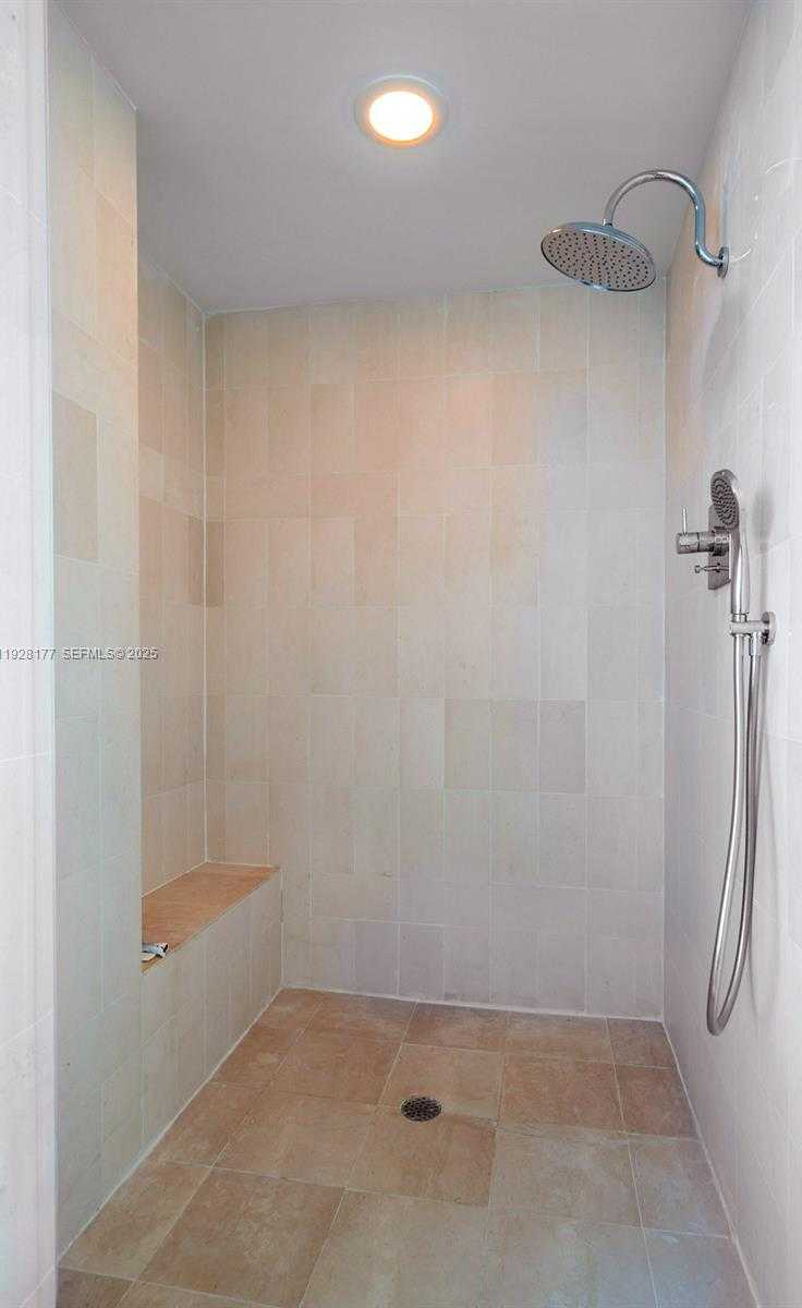 Small Image of 300 SOUTH POINTE DR #1701, Miami Beach Number 24