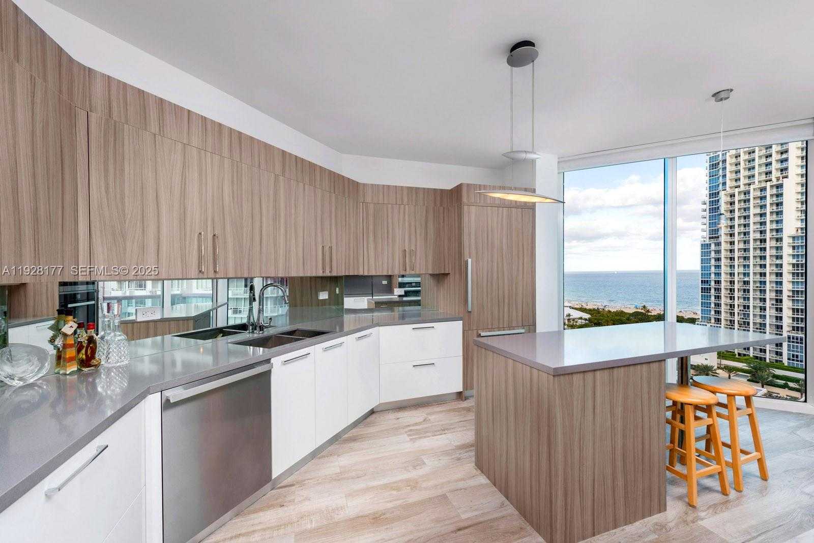 Small Image of 300 SOUTH POINTE DR #1701, Miami Beach Number 4