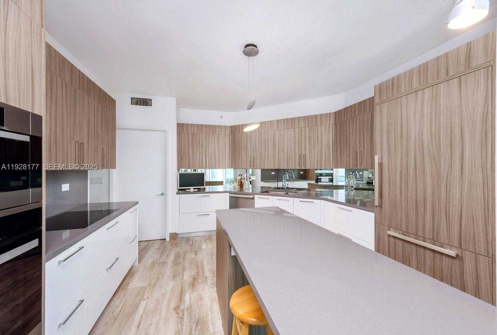 Small Image of 300 SOUTH POINTE DR #1701, Miami Beach Number 5