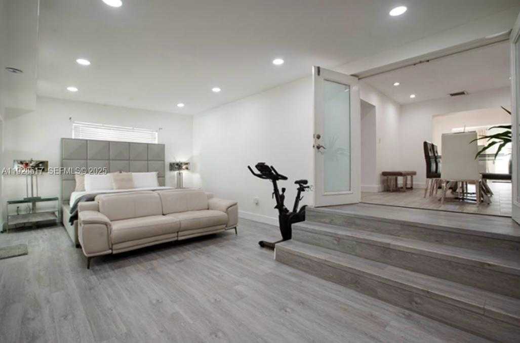 Small Image of 3675 SOUTH WEST 26TH ST, Miami Number 17