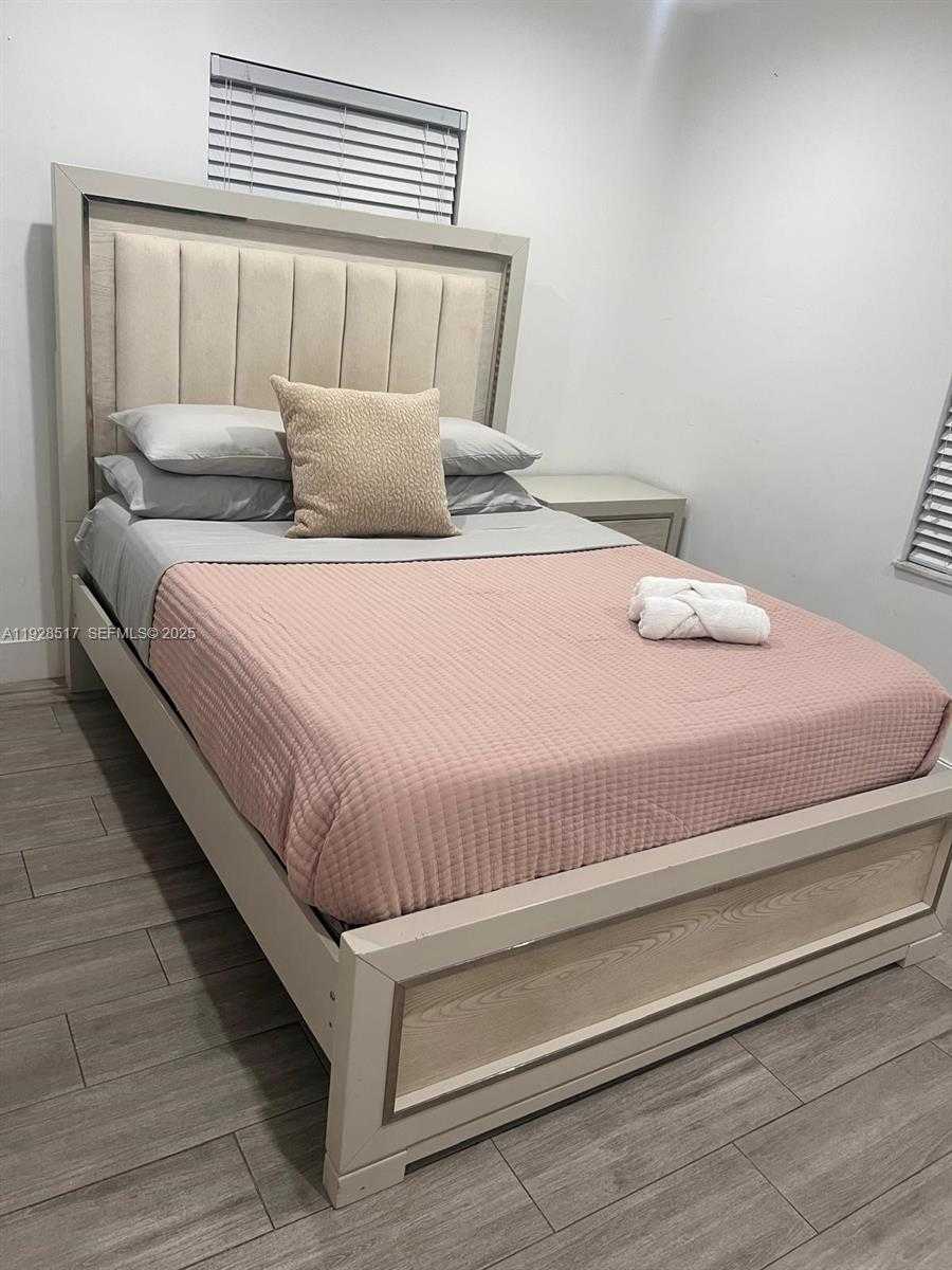 Small Image of 3675 SOUTH WEST 26TH ST, Miami Number 7