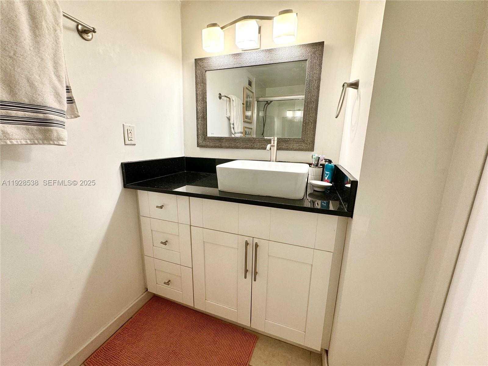 Small Image of 2899 COLLINS AVE #1004, Miami Beach Number 11