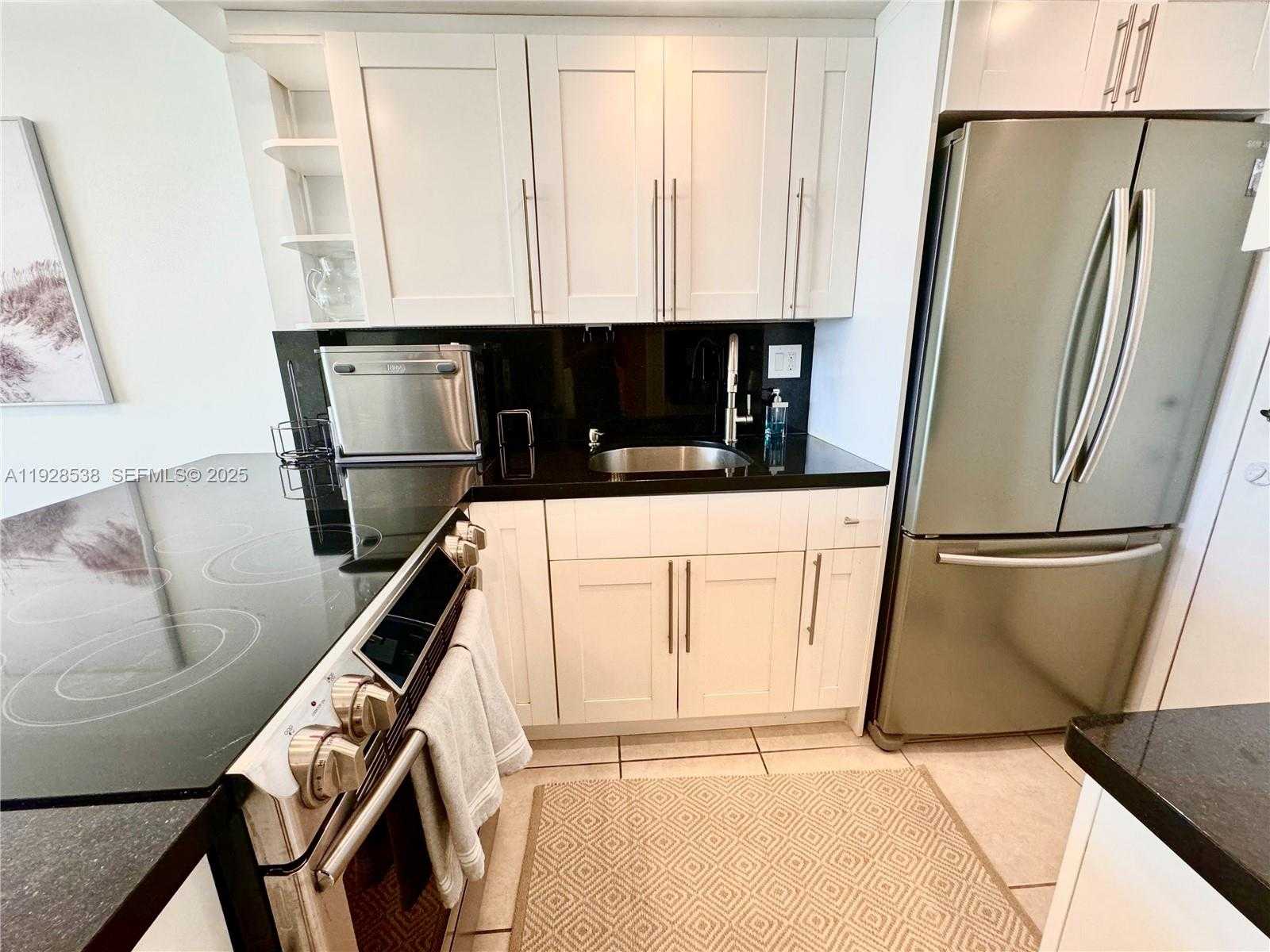 Small Image of 2899 COLLINS AVE #1004, Miami Beach Number 2