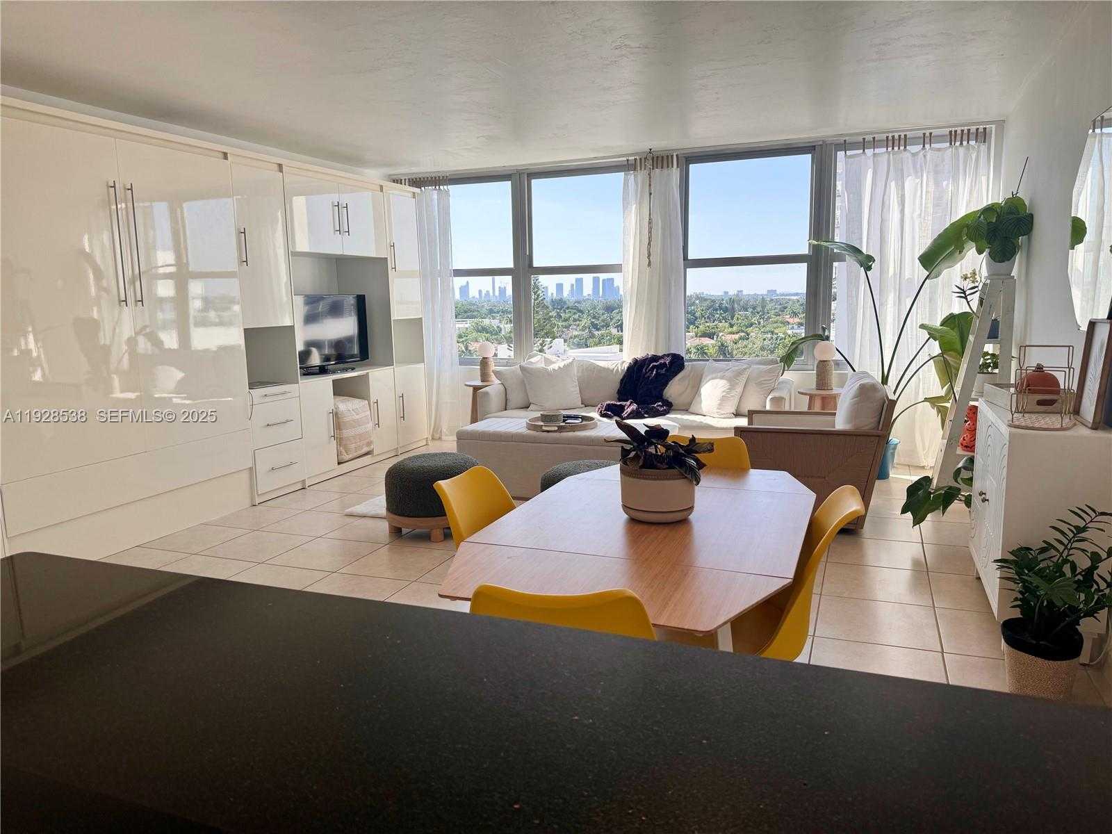 Small Image of 2899 COLLINS AVE #1004, Miami Beach Number 3