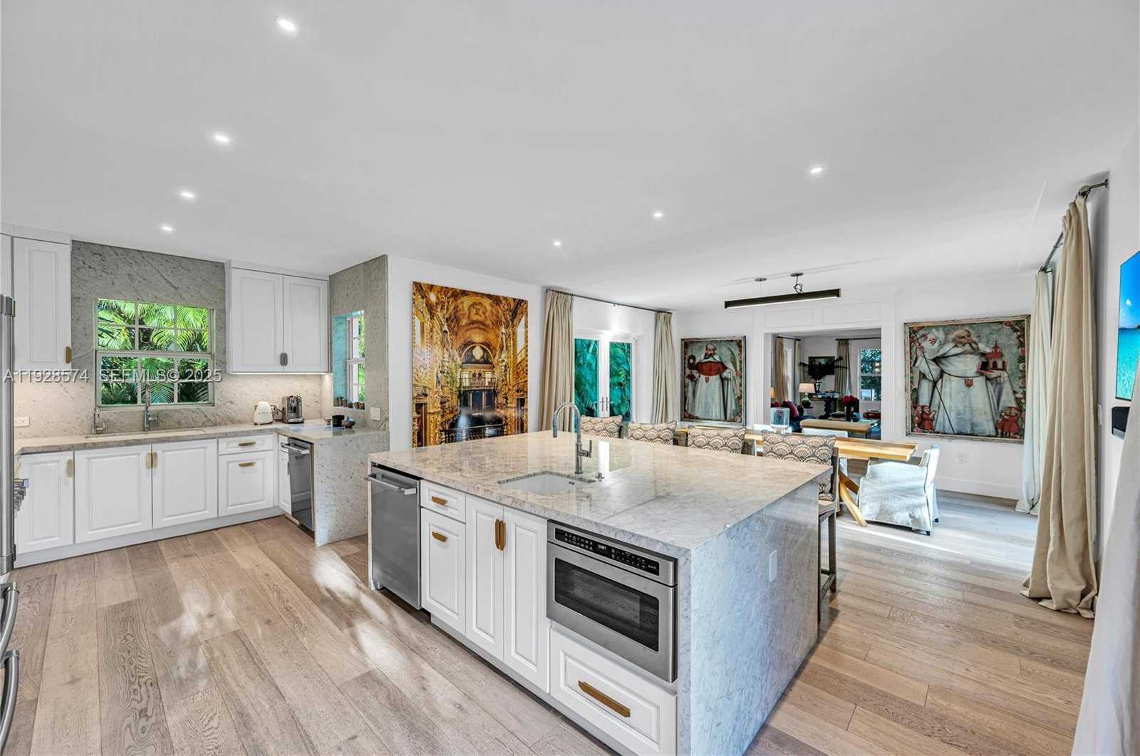 Small Image of 607 MELALEUCA LN, Miami Number 23