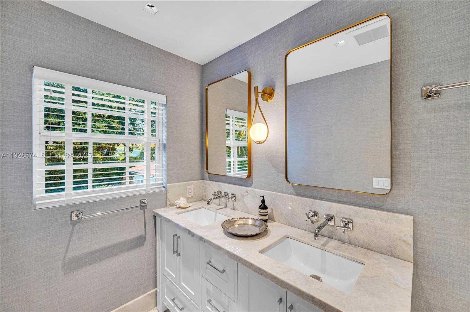 Small Image of 607 MELALEUCA LN, Miami Number 31