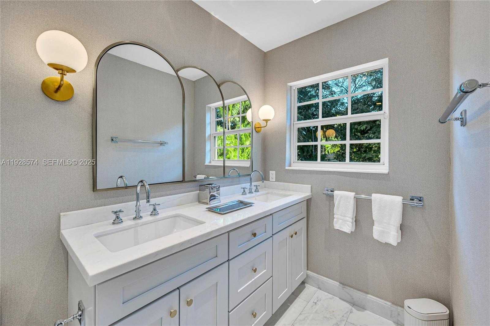 Small Image of 607 MELALEUCA LN, Miami Number 38