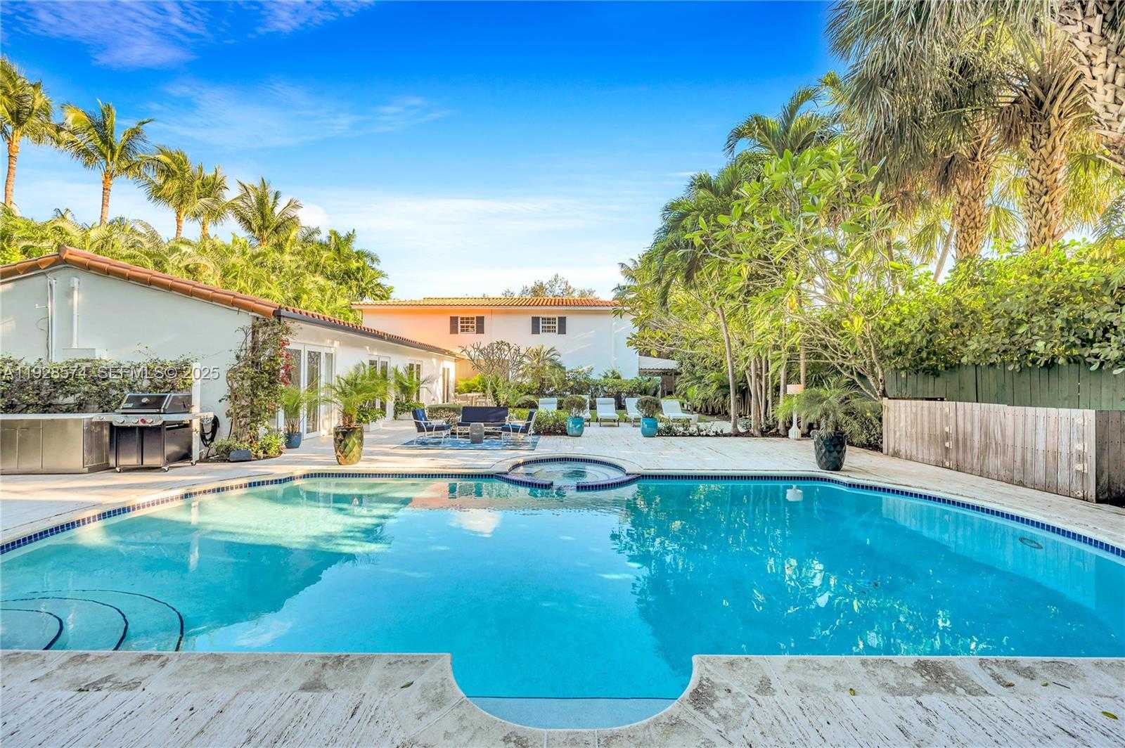 Small Image of 607 MELALEUCA LN, Miami Number 9