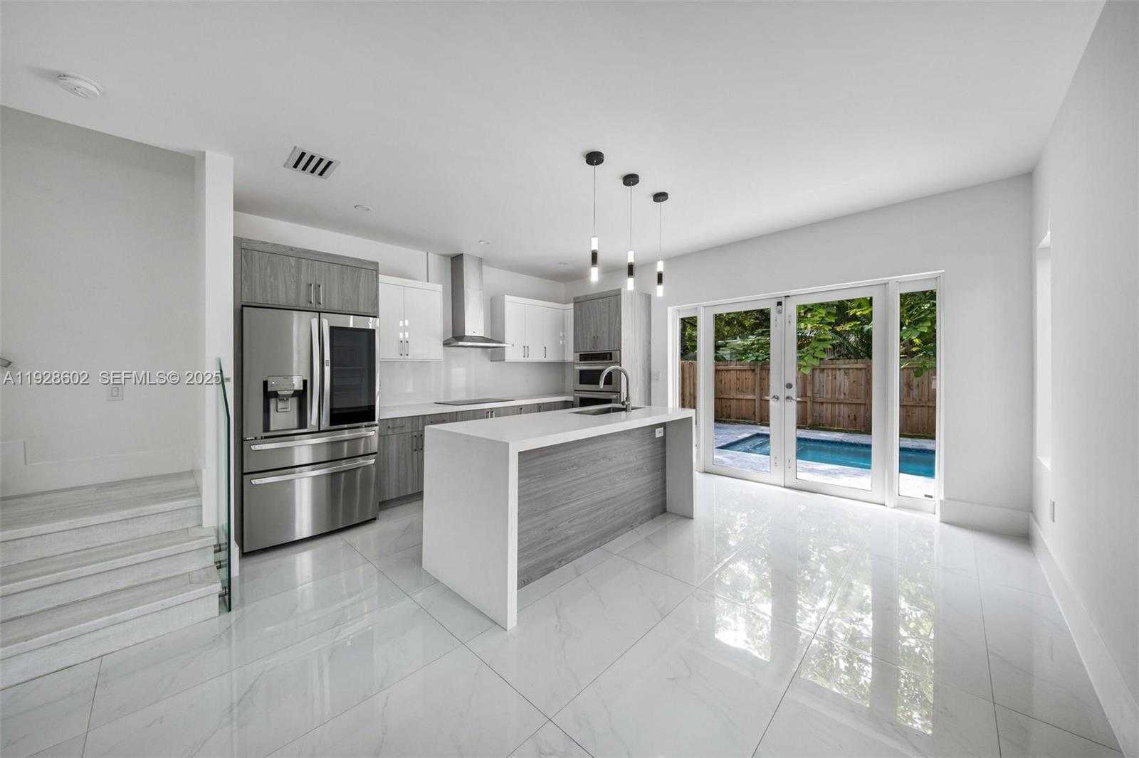 Small Image of 3142 CARTER ST #3142, Miami Number 13