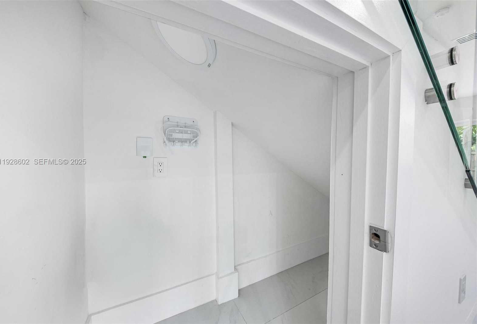 Small Image of 3142 CARTER ST #3142, Miami Number 27