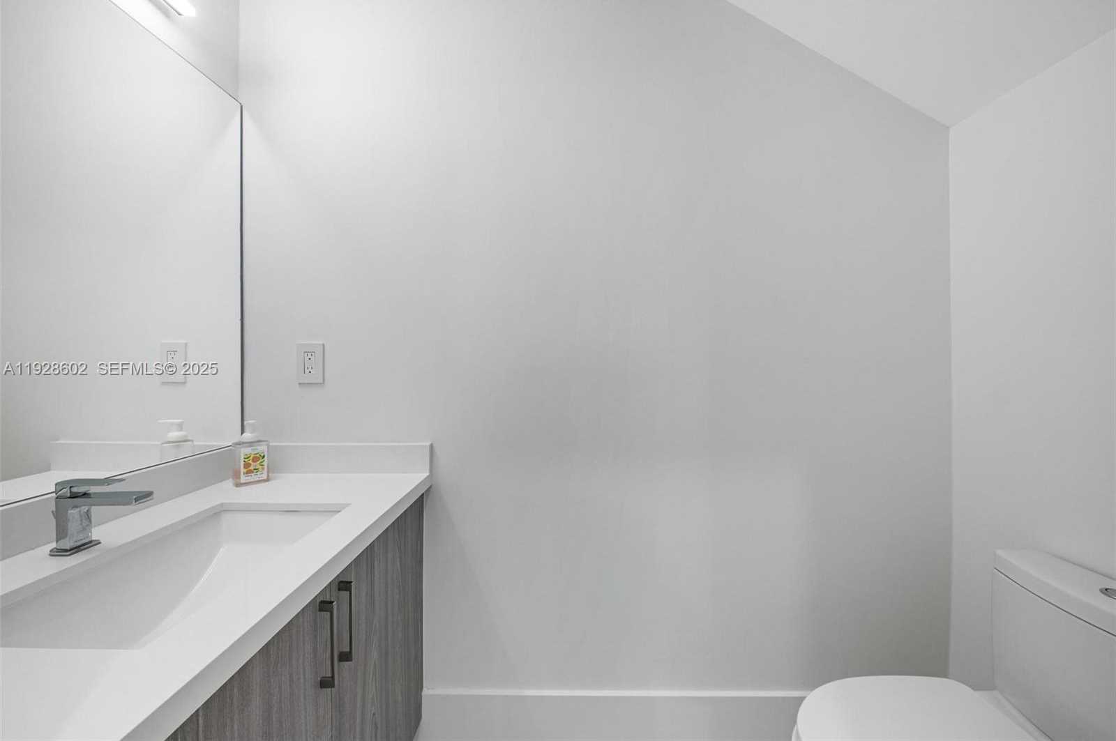 Small Image of 3142 CARTER ST #3142, Miami Number 28