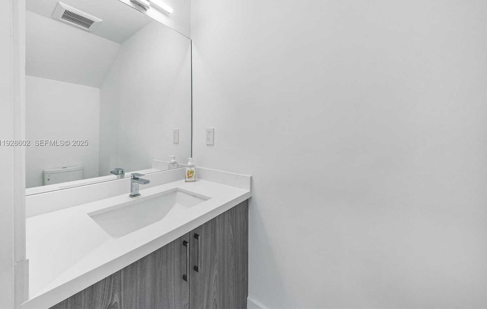 Small Image of 3142 CARTER ST #3142, Miami Number 30