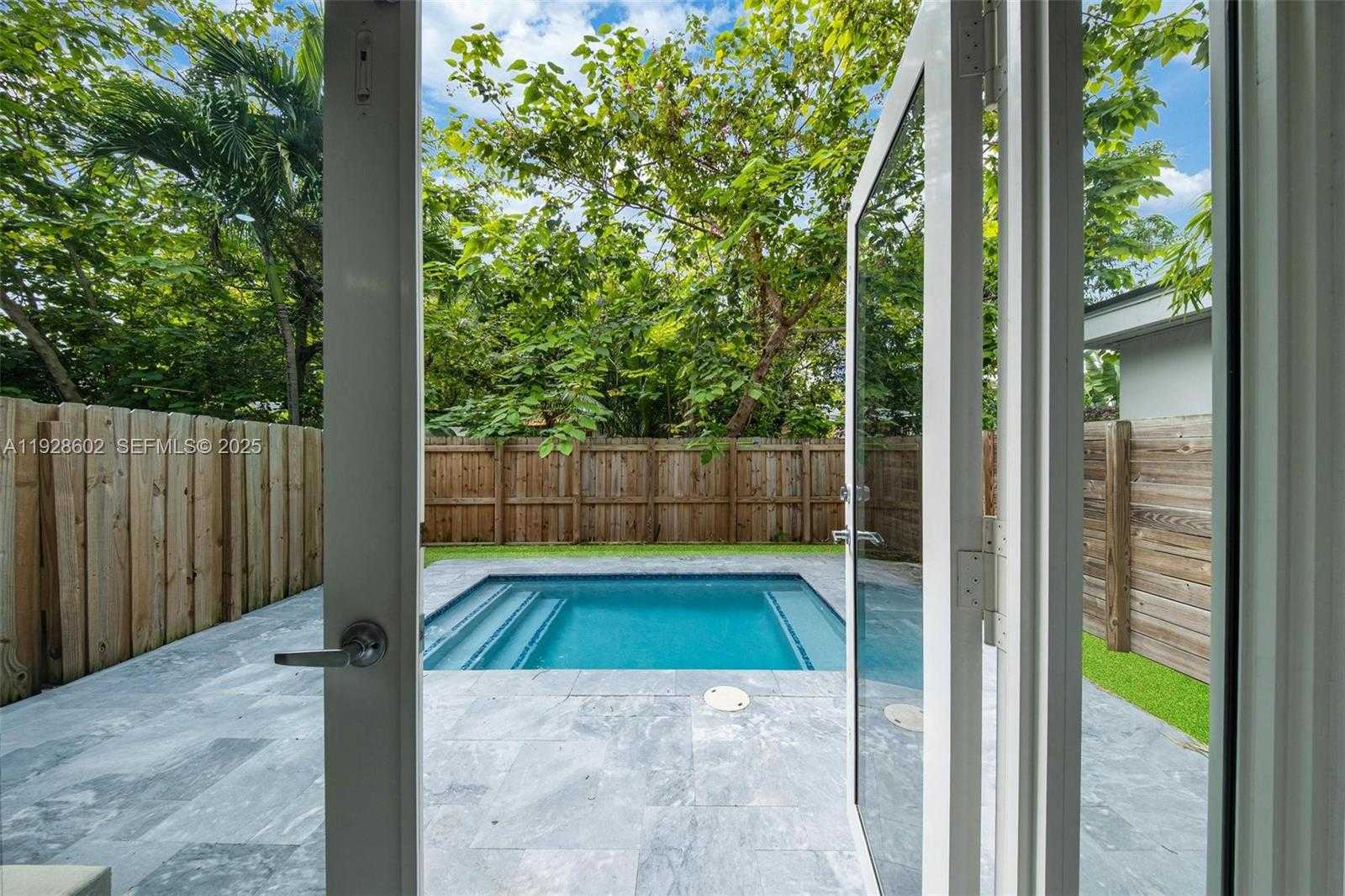 Small Image of 3142 CARTER ST #3142, Miami Number 31