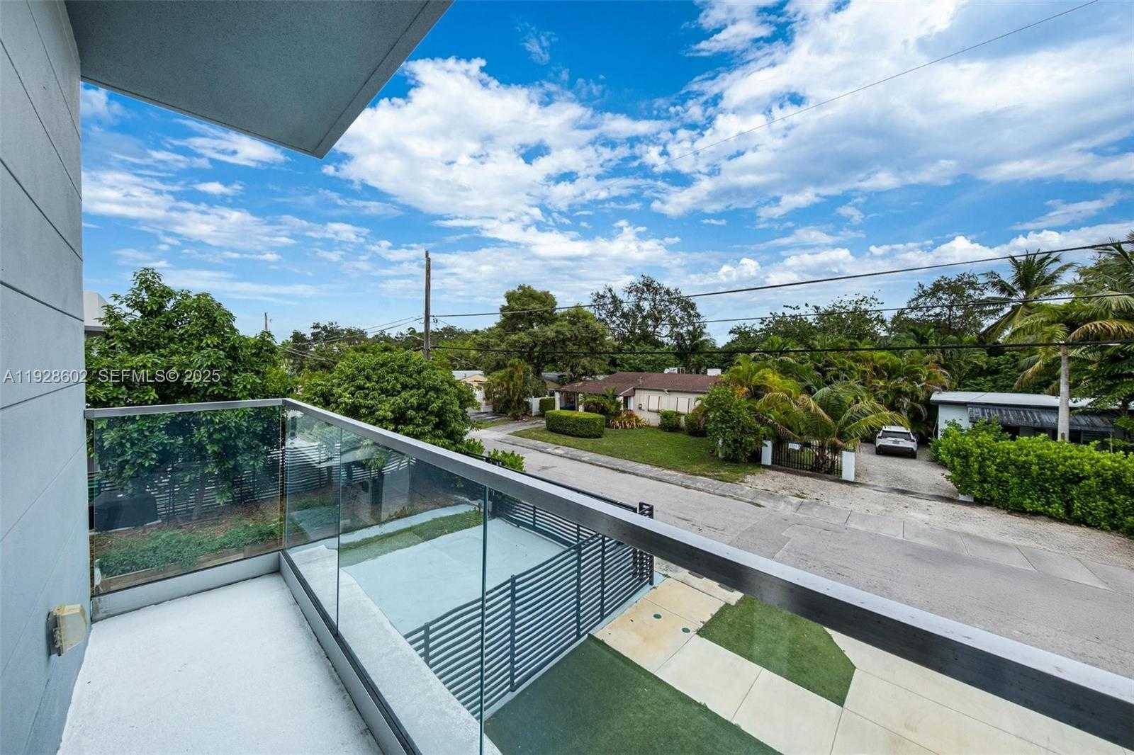 Small Image of 3142 CARTER ST #3142, Miami Number 35