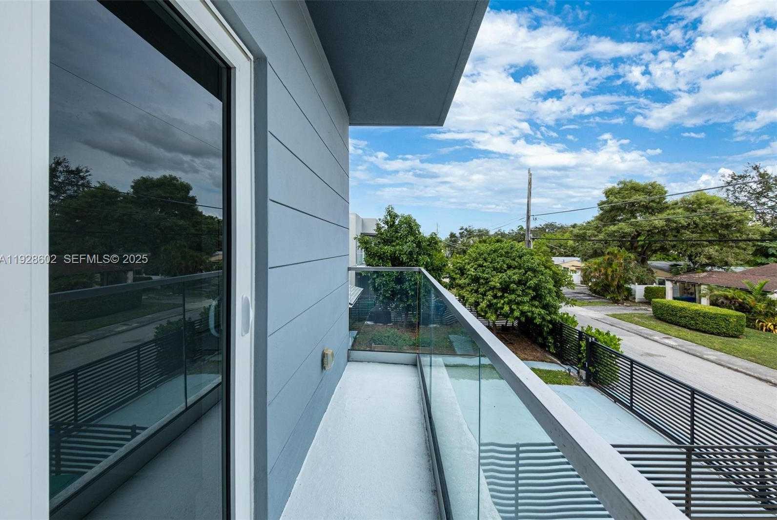 Small Image of 3142 CARTER ST #3142, Miami Number 36