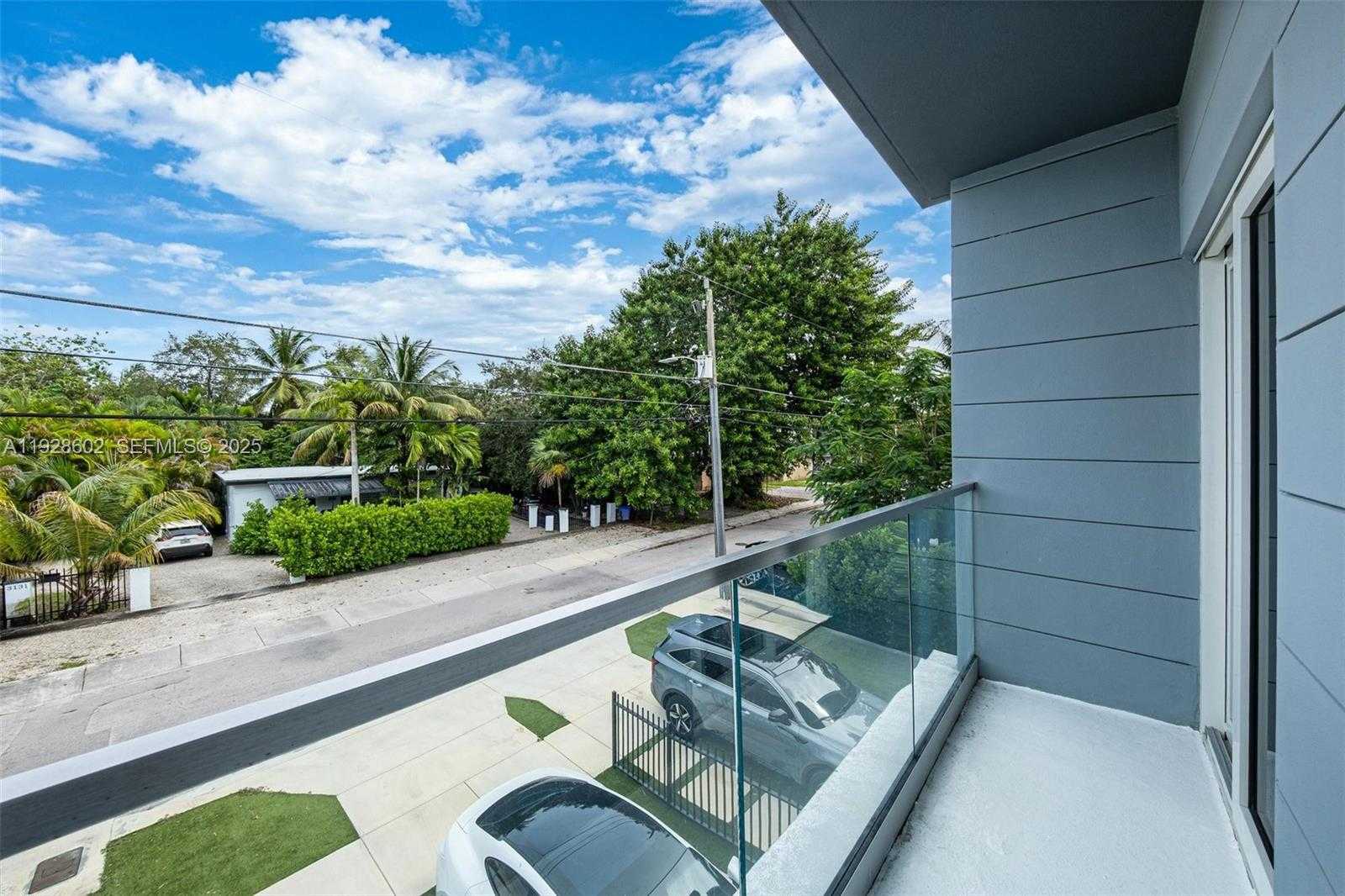 Small Image of 3142 CARTER ST #3142, Miami Number 38