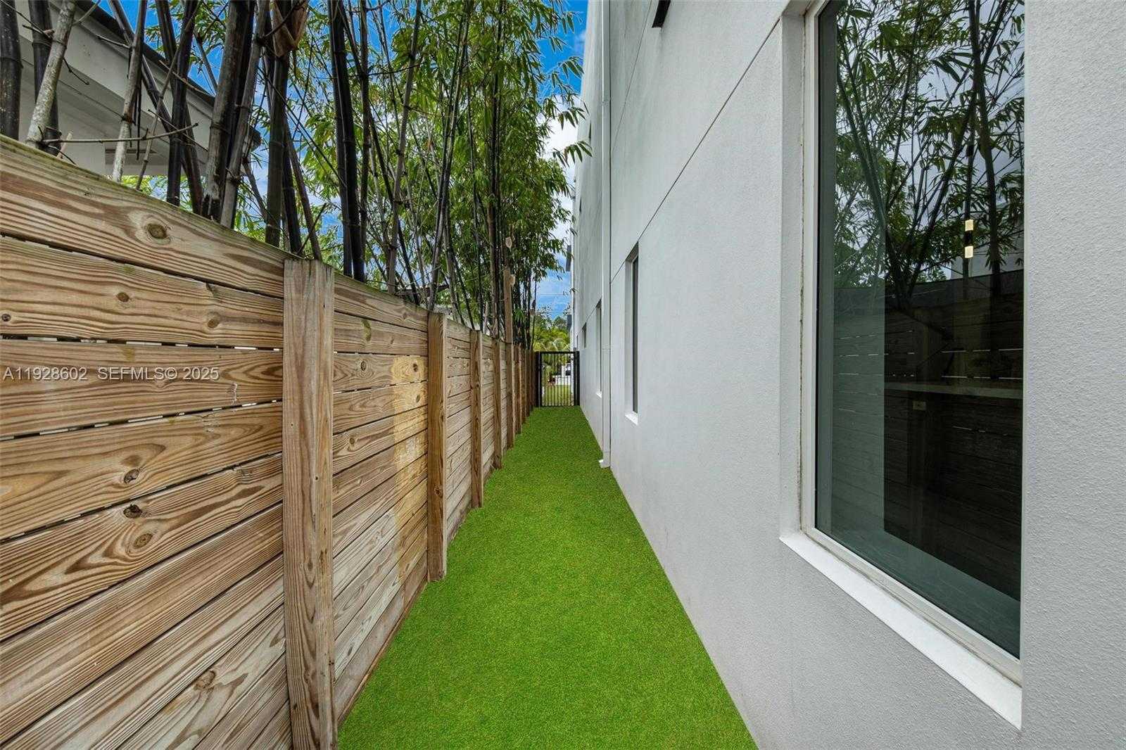 Small Image of 3142 CARTER ST #3142, Miami Number 59