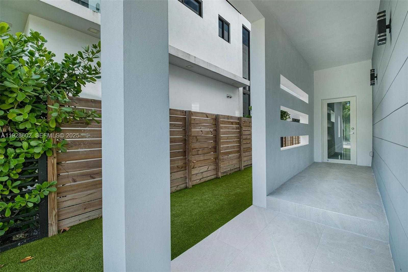 Small Image of 3142 CARTER ST #3142, Miami Number 6