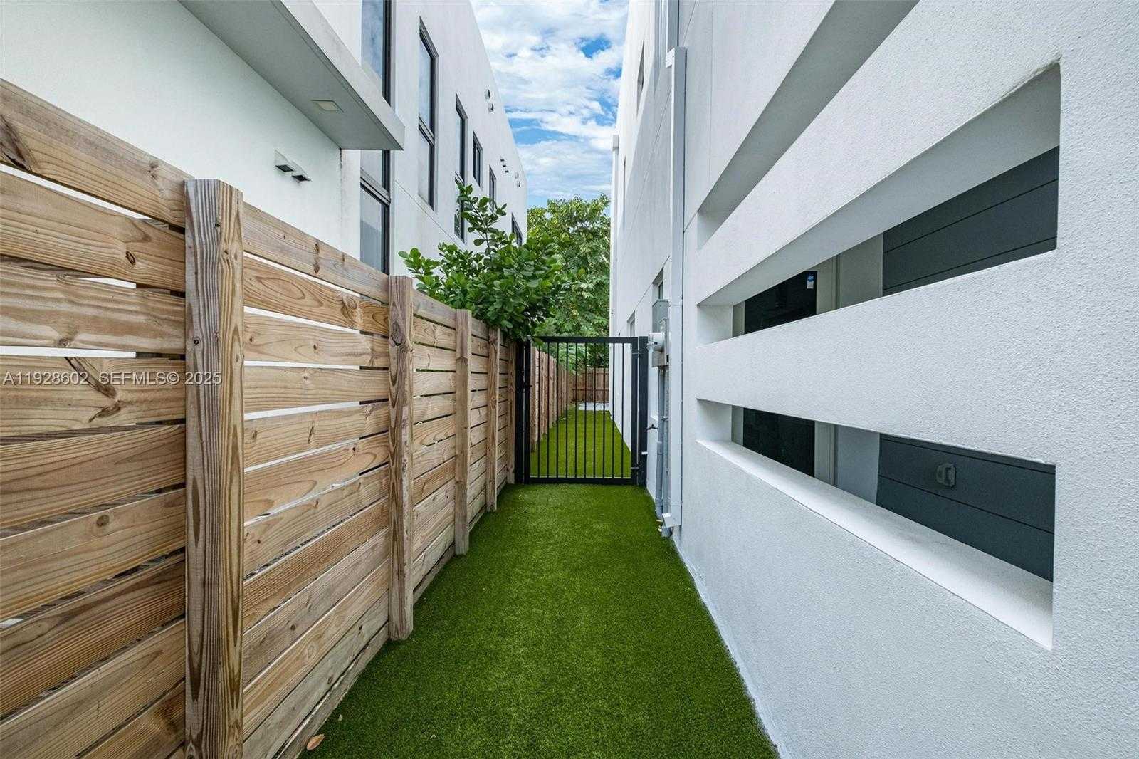 Small Image of 3142 CARTER ST #3142, Miami Number 7