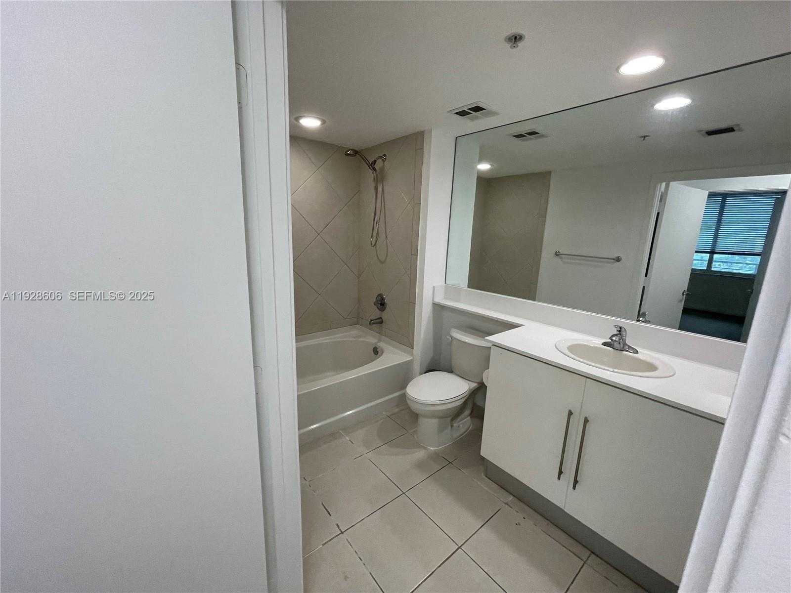 Small Image of 325 SOUTH BISCAYNE BLVD #2116, Miami Number 6