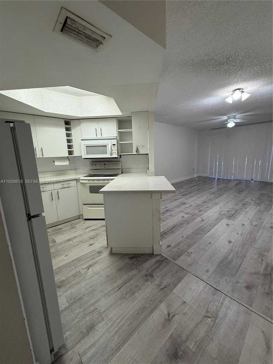 Small Image of 8353 LAKE DR #107, Doral Number 1