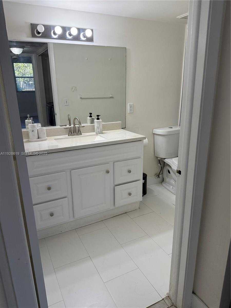 Small Image of 8353 LAKE DR #107, Doral Number 10
