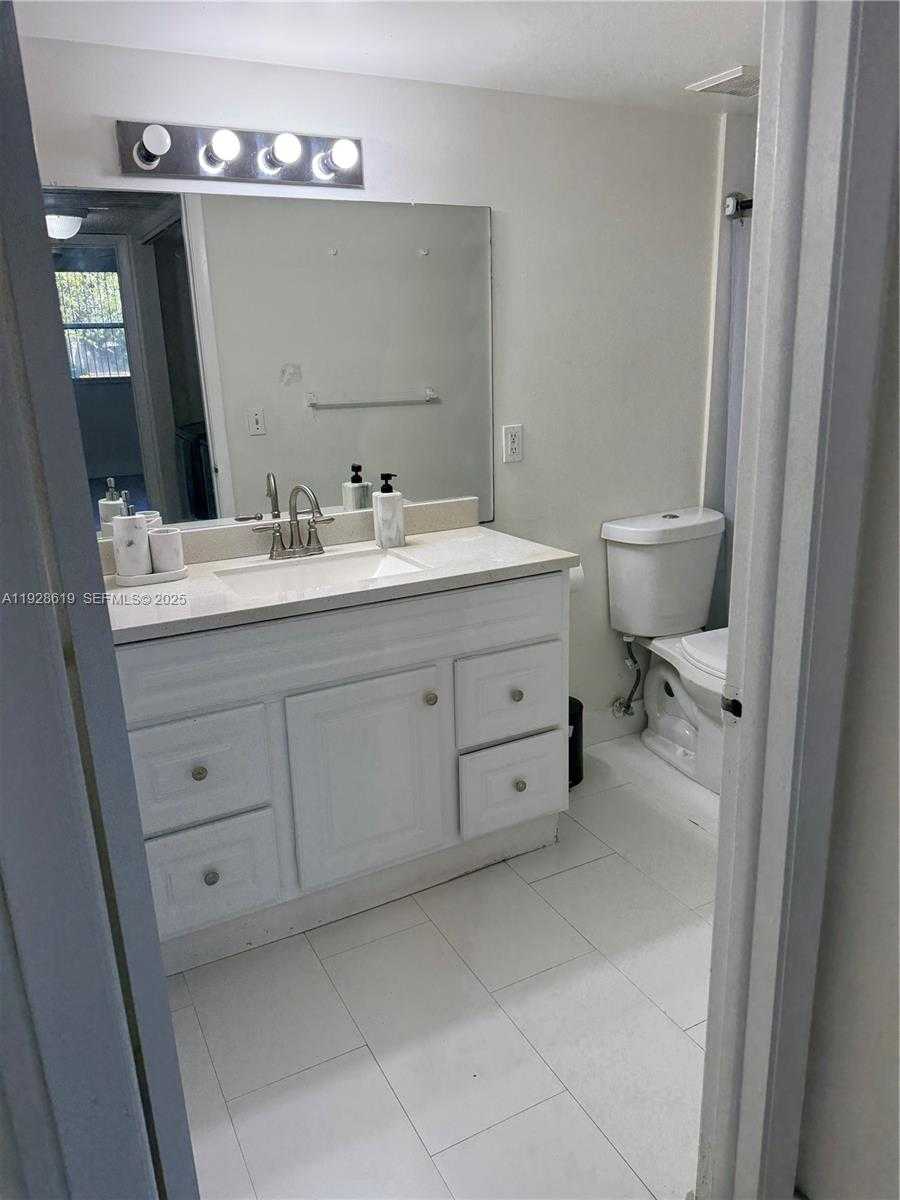 Small Image of 8353 LAKE DR #107, Doral Number 11