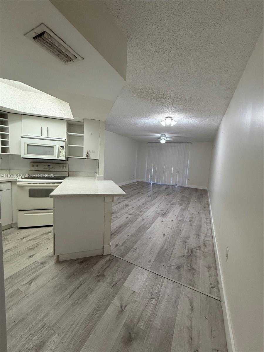 Small Image of 8353 LAKE DR #107, Doral Number 3
