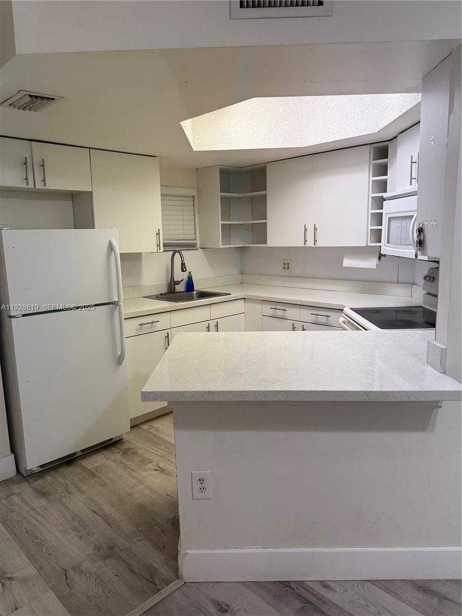 Small Image of 8353 LAKE DR #107, Doral Number 4